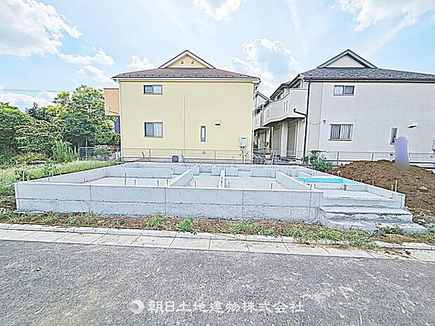 現在建築中の現場で工事進行中です。現地写真（2026年8月9日撮影）をご覧ください。