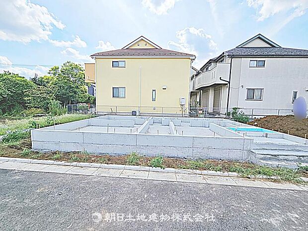 現在建築中の現場で工事進行中です。現地写真（2026年8月9日撮影）をご覧ください。