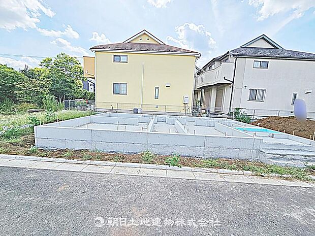 現在建築中の現場で工事進行中です。現地写真（2026年8月9日撮影）をご覧ください。