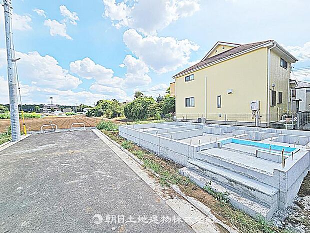 前面道路が広く、車の通行や駐車がしやすい立地です。開放感があり、快適に生活できる住まいです。