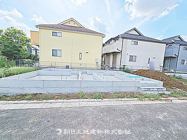 現在建築中の現場で工事進行中です。現地写真（2026年8月9日撮影）をご覧ください。