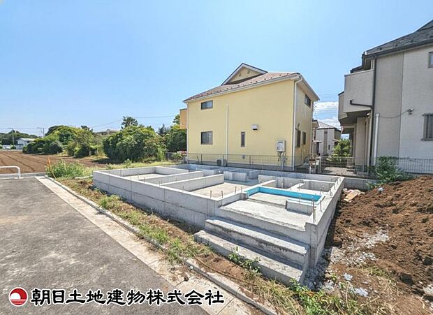 現在建築中の現場で工事進行中です。現地写真（2026年8月9日撮影）をご覧ください。