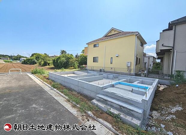 現在建築中の現場で工事進行中です。現地写真（2026年8月9日撮影）をご覧ください。