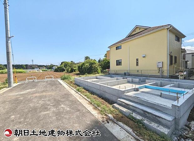 現在建築中の現場で工事進行中です。現地写真（2026年8月9日撮影）をご覧ください。