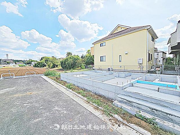 現在建築中の現場で工事進行中です。現地写真（2026年8月9日撮影）をご覧ください。