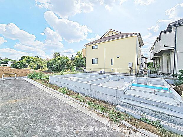 現在建築中の現場で工事進行中です。現地写真（2026年8月9日撮影）をご覧ください。