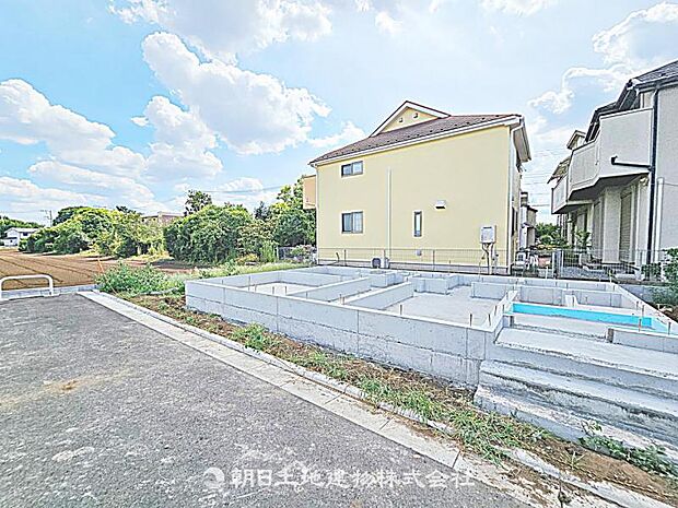 現在建築中の現場で工事進行中です。現地写真（2026年8月9日撮影）をご覧ください。