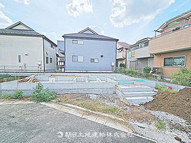 現在建築中の現場で工事進行中です。現地写真(2026年8月9日撮影)をご覧ください。