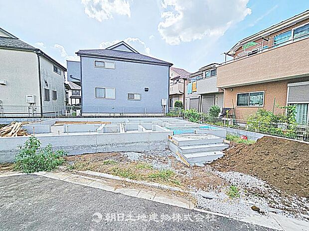 現在建築中の現場で工事進行中です。現地写真(2026年8月9日撮影)をご覧ください。