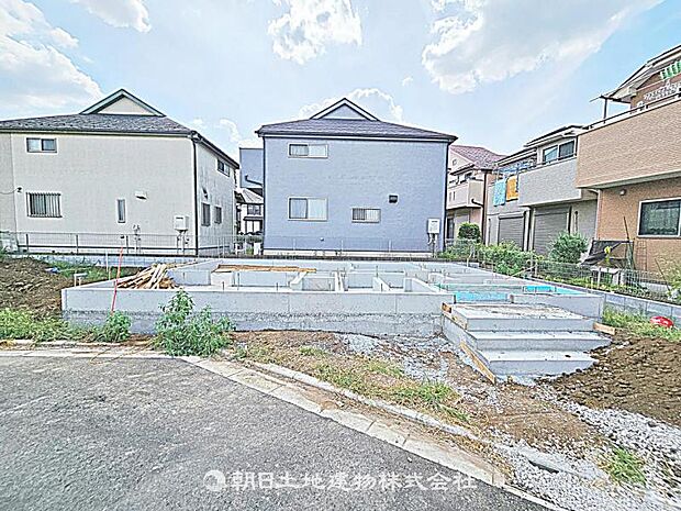 現在建築中の現場で工事進行中です。現地写真(2026年8月9日撮影)をご覧ください。