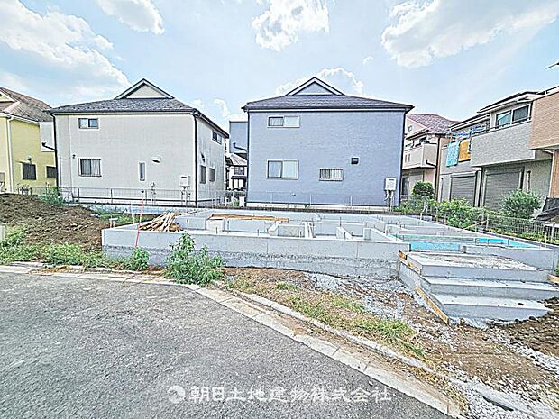 現在建築中の現場で工事進行中です。現地写真(2026年8月9日撮影)をご覧ください。