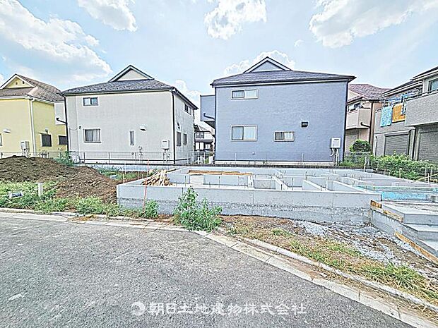 現在建築中の現場で工事進行中です。現地写真(2026年8月9日撮影)をご覧ください。