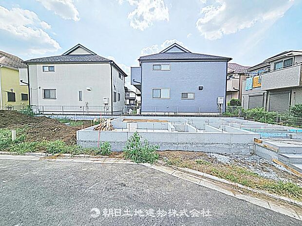 現在建築中の現場で工事進行中です。現地写真(2026年8月9日撮影)をご覧ください。