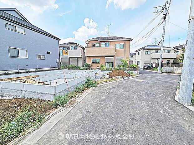 前面道路が広く、車の通行や駐車がしやすい立地です。開放感があり、快適に生活できる住まいです。
