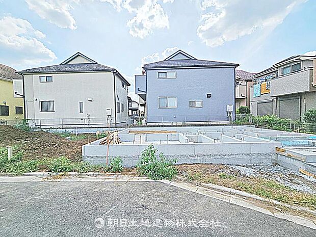現在建築中の現場で工事進行中です。現地写真(2026年8月9日撮影)をご覧ください。