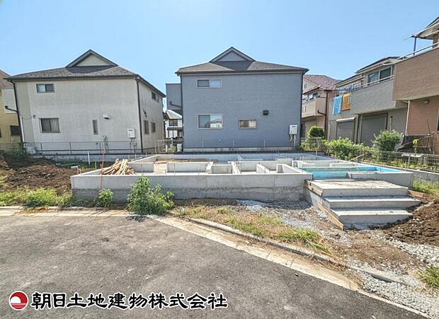 現在建築中の現場で工事進行中です。現地写真(2026年8月9日撮影)をご覧ください。