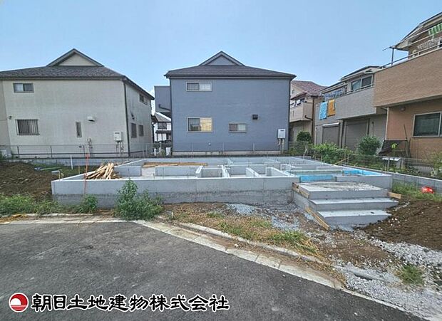 現在建築中の現場で工事進行中です。現地写真(2026年8月9日撮影)をご覧ください。