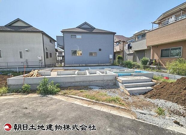 現在建築中の現場で工事進行中です。現地写真(2026年8月9日撮影)をご覧ください。