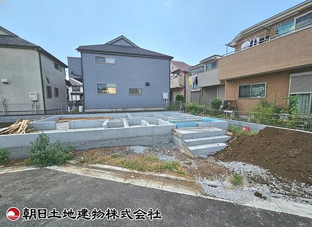 現在建築中の現場で工事進行中です。現地写真(2026年8月9日撮影)をご覧ください。