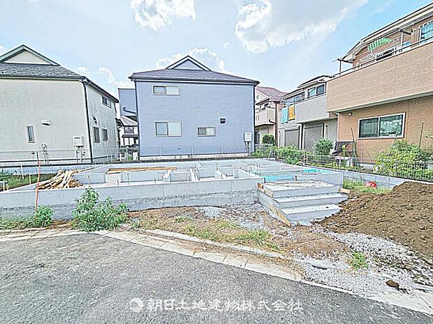現在建築中の現場で工事進行中です。現地写真(2026年8月9日撮影)をご覧ください。