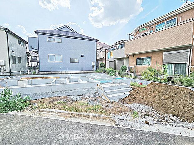 現在建築中の現場で工事進行中です。現地写真(2026年8月9日撮影)をご覧ください。