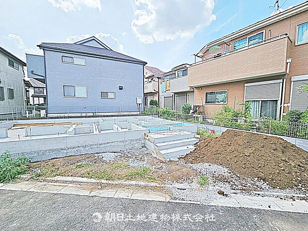 現在建築中の現場で工事進行中です。現地写真(2026年8月9日撮影)をご覧ください。