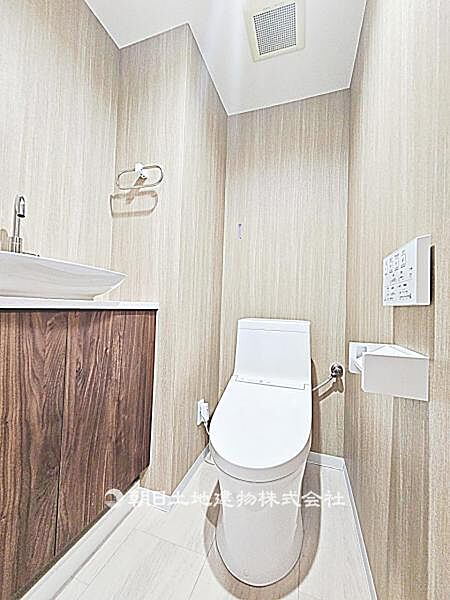 【トイレ】独立した手洗い場を備えたトイレです。来客時にも使いやすく、清潔感を保ちやすい仕様となっています。