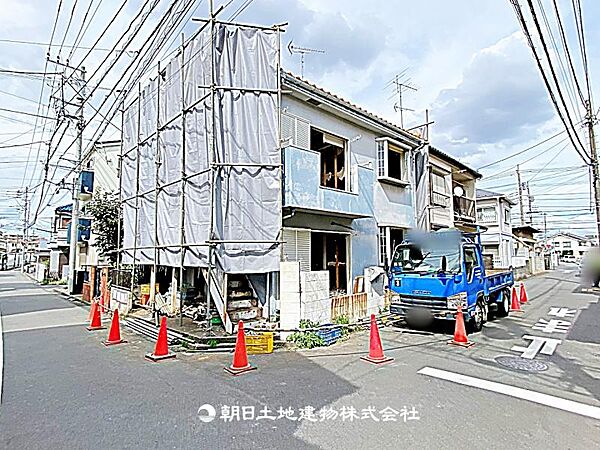 建築条件なしの更地（古家あり）で、自由なプランで建築可能です。現地写真（2026年8月17日撮影）をご確認ください。