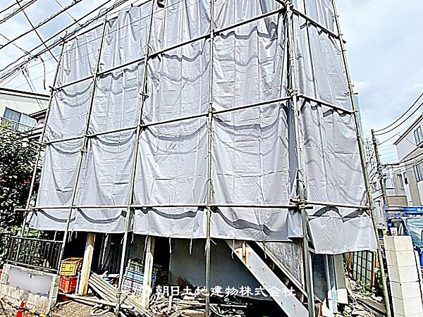 建築条件なしの更地（古家あり）で、自由なプランで建築可能です。現地写真（2026年8月17日撮影）をご確認ください。