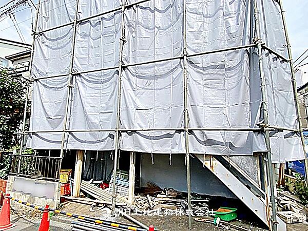 建築条件なしの更地（古家あり）で、自由なプランで建築可能です。現地写真（2026年8月17日撮影）をご確認ください。