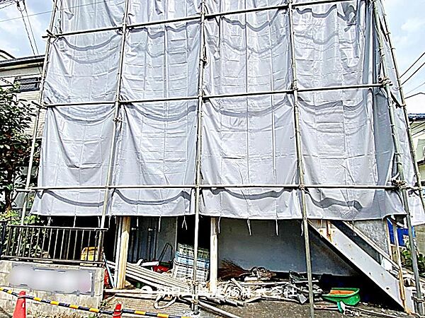 建築条件なしの更地（古家あり）で、自由なプランで建築可能です。現地写真（2026年8月17日撮影）をご確認ください。