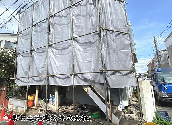 建築条件なしの更地（古家あり）で、自由なプランで建築可能です。現地写真（2026年8月17日撮影）をご確認ください。