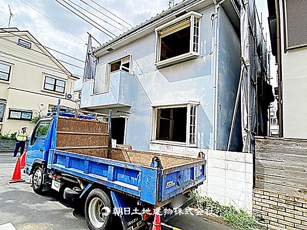 建築条件なしの更地（古家あり）で、自由なプランで建築可能です。現地写真（2026年8月17日撮影）をご確認ください。