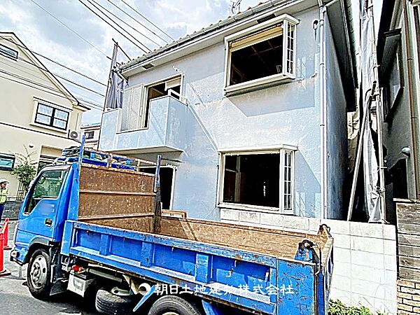 建築条件なしの更地（古家あり）で、自由なプランで建築可能です。現地写真（2026年8月17日撮影）をご確認ください。