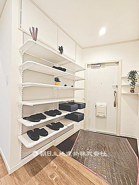 【玄関】広々とした玄関です。明るく開放感があり、靴や小物を整理できる収納も備え、家族や来客を気持ちよく迎えられます。