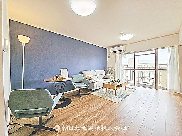 【リビング】コンパクトで使いやすいリビングです。家具配置がしやすく、無駄のない空間設計で一人暮らしにちょうど良い広さです。