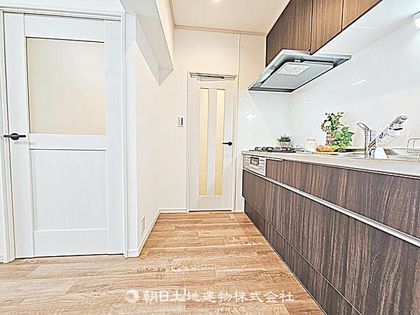 キッチン背面にゆとりのあるスペースです。冷蔵庫や収納を配置しやすく、家事動線がすっきり整います。