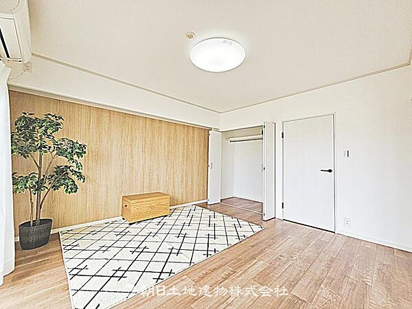 【居室】バルコニーに面した明るい居室です。採光が良く風通しも良いため、開放感のある快適な空間となっています。