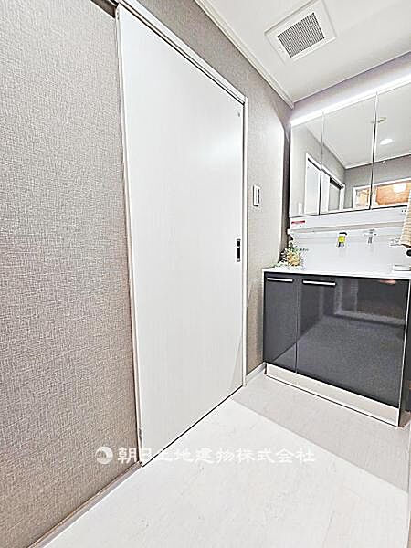 使いやすい広さの脱衣場です。洗面台と洗濯機置場がまとまり、日常生活に支障なく使える実用的な空間です。