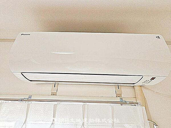室内には嬉しいエアコンを完備！購入後の本体購入費や設置工事費用を抑えられるため、お引っ越し時の初期費用節約に貢献します。