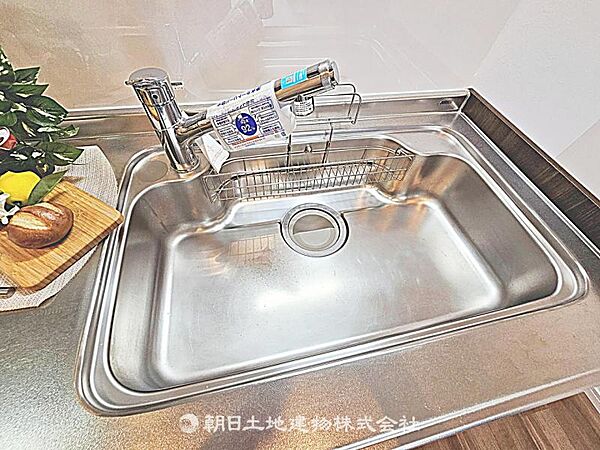 浄水器一体型蛇口付きのキッチンです。きれいな水を手軽に使え、料理や飲用に安心で快適な生活をサポートします。