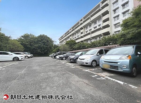 敷地内にお車を停められる便利な駐車場スペース。お買い物帰りや雨の日のお出かけ、重い荷物の出し入れもスムーズです。