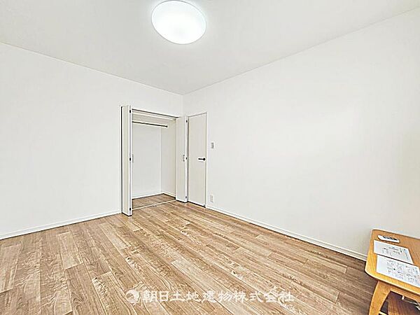 【居室】広い収納スペースを確保した居室です。日常の荷物をすっきり片付けられ、快適に過ごせる空間です。