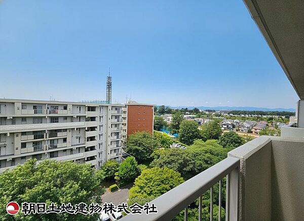 【眺望】リビングやバルコニーから望む開放感のある眺望です。景色を楽しみながら、明るく快適な生活空間を確保できます。
