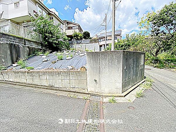 建築条件なしの更地で、自由なプランで建築可能です。現地写真（2026年8月8日撮影）をご確認ください。