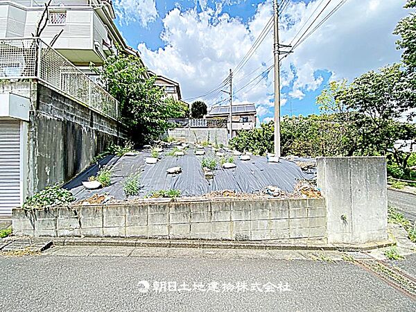建築条件なしの更地で、自由なプランで建築可能です。現地写真（2026年8月8日撮影）をご確認ください。