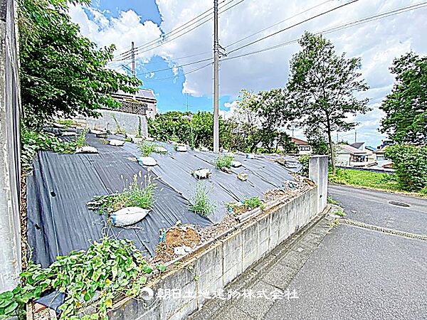 建築条件なしの更地で、自由なプランで建築可能です。現地写真（2026年8月8日撮影）をご確認ください。