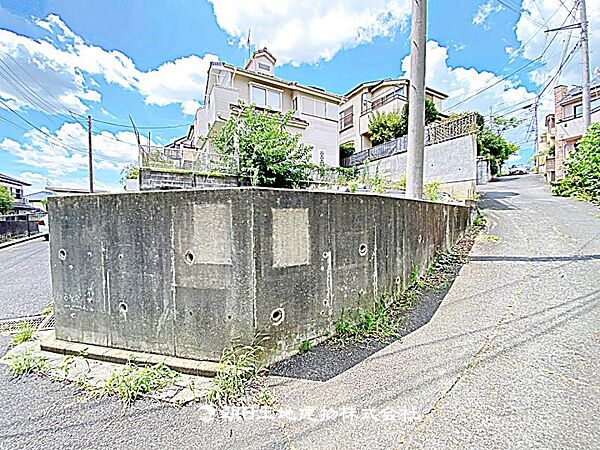 建築条件なしの更地で、自由なプランで建築可能です。現地写真（2026年8月8日撮影）をご確認ください。