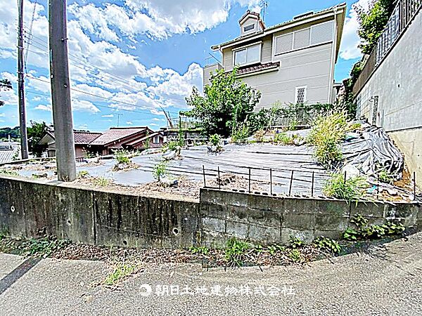 建築条件なしの更地で、自由なプランで建築可能です。現地写真（2026年8月8日撮影）をご確認ください。