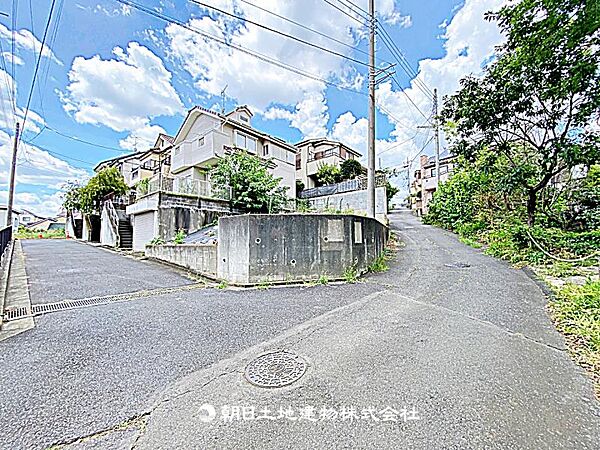 道路幅は狭いですが、交通量が少なく安全です。落ち着いた環境で、快適に生活できる住まいです。